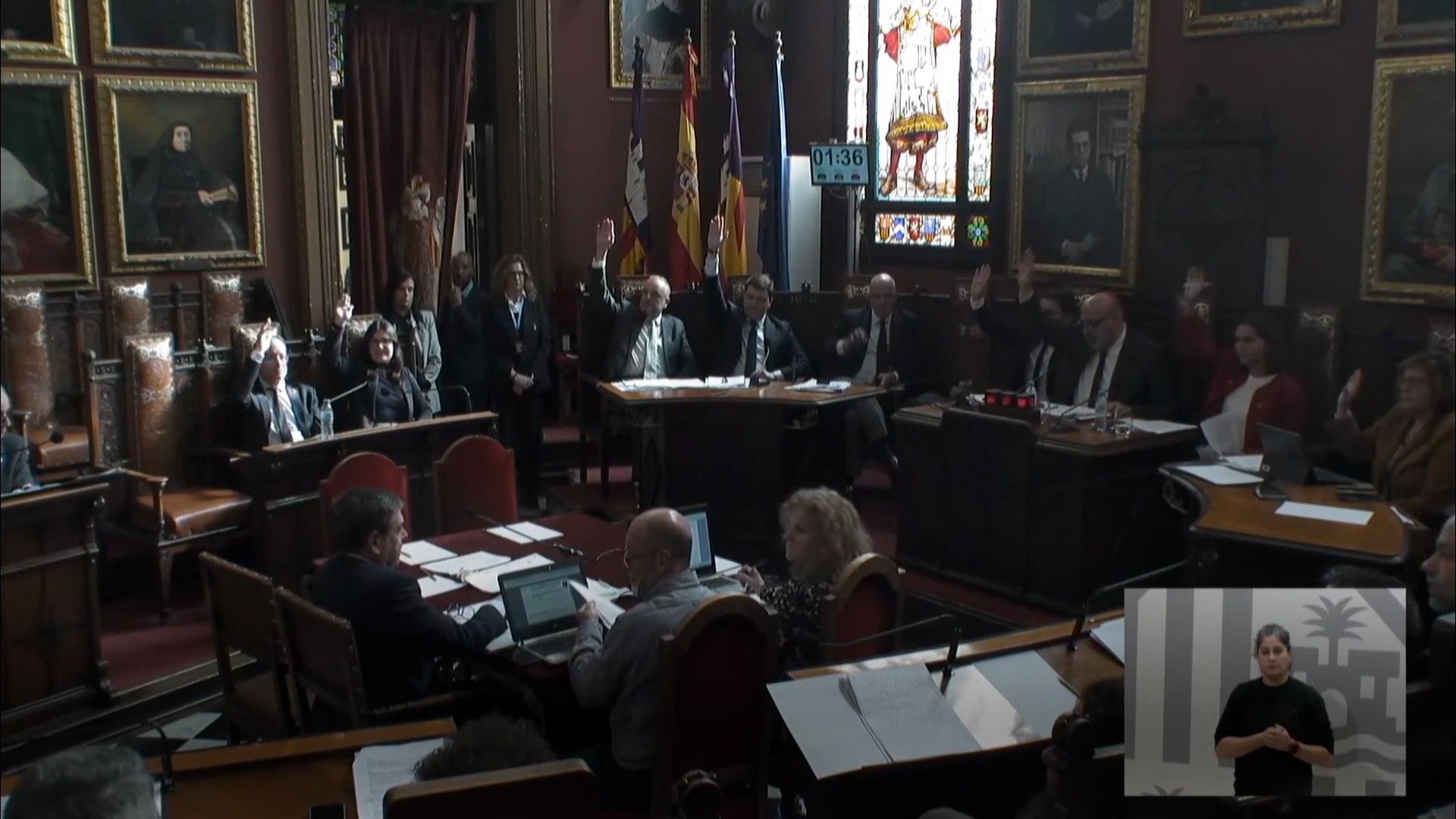 El Pleno del Ayuntamiento de Palma ha aprobado una pol�mica moci�n presentada por Vox y respaldada por el Partido Popular (PP) en la que se declara al presidente del Gobierno, Pedro S�nchez, como "persona non grata" en la capital balear. La iniciativa municipal tambi�n reclama de forma expresa la dimisi�n del jefe del Ejecutivo y la inmediata convocatoria de elecciones generales, en un texto que utiliza un lenguaje muy duro al calificarlo como un "deleznable personaje".

La propuesta ha generado un intenso debate pol�tico y medi�tico, tanto a nivel local como nacional, al tratarse de una declaraci�n simb�lica dirigida contra el presidente del Gobierno de Espa�a. Desde Vox y PP defienden la moci�n como una expresi�n pol�tica leg�tima del consistorio, mientras que la oposici�n cuestiona su validez jur�dica y su utilidad institucional.

El Partido Socialista Obrero Espa�ol (PSOE) ha recordado que este tipo de votaciones han sido declaradas "ilegales" por el Tribunal Supremo desde el a�o 2004. Seg�n los socialistas, las administraciones locales no tienen competencias para aprobar declaraciones de "persona non grata" contra autoridades del Estado, por lo que consideran la moci�n carente de efectos legales y contraria al ordenamiento jur�dico.

Esta decisi�n del Ayuntamiento de Palma se suma a otras iniciativas similares impulsadas en diferentes instituciones, reavivando el debate sobre los l�mites de las mociones pol�ticas en los plenos municipales y su encaje legal.