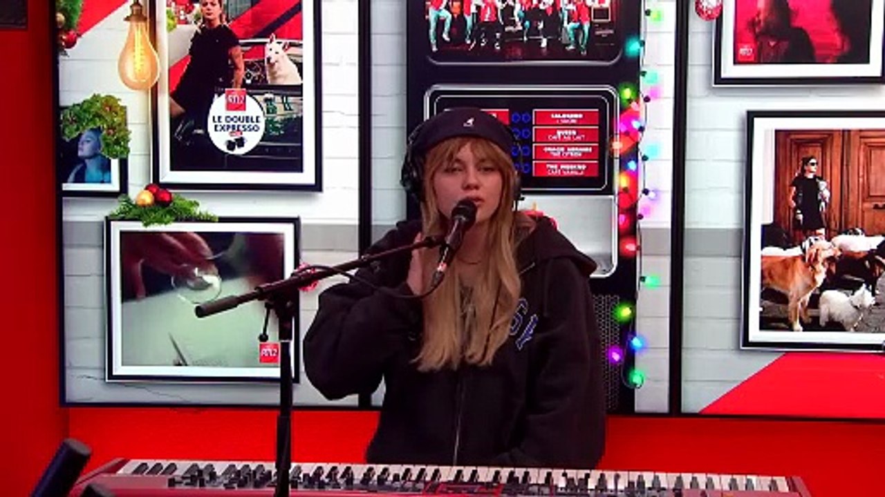 LIVE - Louane interprète "Chiens" dans Le Double Expresso RTL2 (19/12/25)