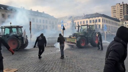 Brüksel'de Avrupalı çiftçiler ayaklandı, AB ile Mercosur arasındaki ticaret anlaşması ertelendi: İşte protestodan görüntüler!