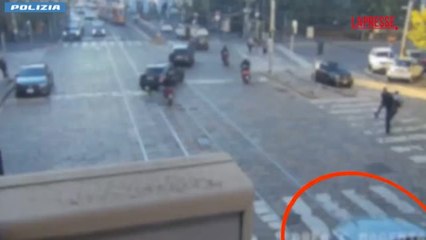 Strappa un paio di orecchini da 100mila euro a una donna: il video della rapina a Milano ripreso dalle telecamere a circuito chiuso