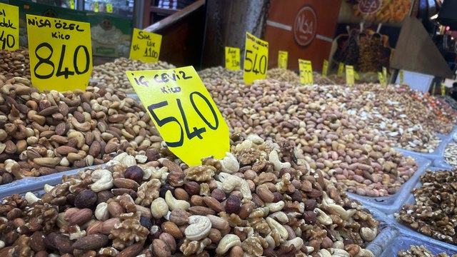 Yılbaşı öncesi kuruyemiş tezgâhlarında durgunluk: Alım gücü düştü, satışlar geriledi