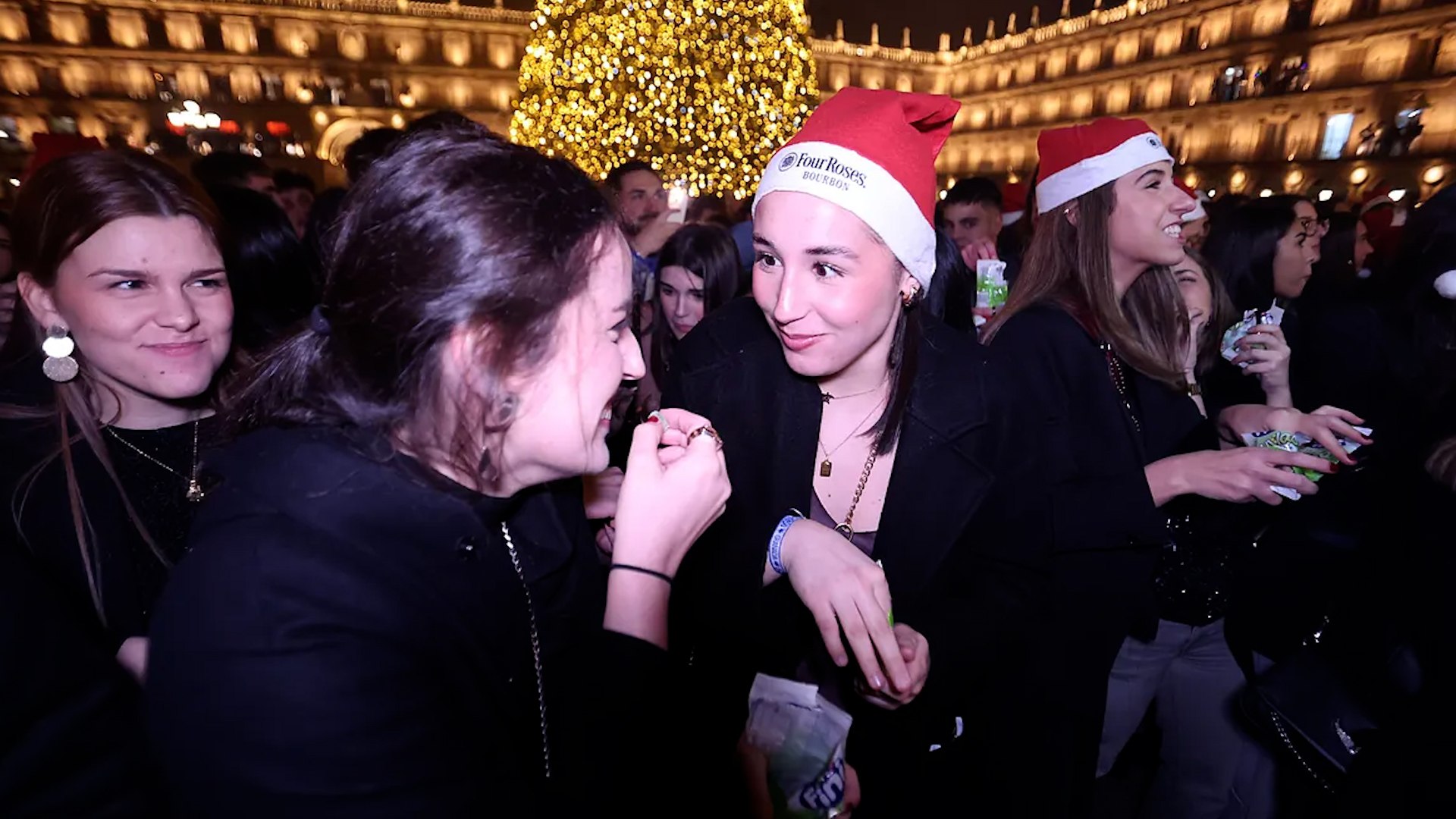 La Nochevieja Universitaria de Salamanca vuelve a reunir a cientos de j�venes llegados de toda Espa�a en una de las celebraciones m�s multitudinarias y esperadas del calendario estudiantil. Aunque a�n faltan semanas para el 31 de diciembre, la capital charra se adelanta como cada a�o a la despedida del a�o con este evento festivo que ya es toda una tradici�n.

Durante la celebraci�n, los asistentes sustituyen las tradicionales uvas por doce gominolas, un gesto simb�lico con el que reciben el nuevo a�o entre m�sica, disfraces y un ambiente festivo que llena las calles y locales de ocio nocturno de Salamanca. La cita se ha consolidado como un reclamo tur�stico y universitario que atrae a j�venes de diferentes comunidades aut�nomas.

La Organizaci�n de Hosteleros de Salamanca es la encargada de coordinar el evento, que cuenta con la participaci�n de numerosos bares, discotecas y establecimientos de la ciudad. Gracias a la Nochevieja Universitaria, Salamanca vive uno de los fines de semana con mayor impacto econ�mico y proyecci�n nacional, reforzando su imagen como ciudad universitaria y referente del ocio juvenil en Espa�a.
