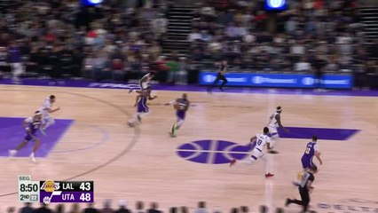 Lakers - LeBron déstabilise la défense des Jazz avec un spin et un lay-up