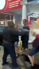 PM é flagrado dando coronhada de fuzil em idosa durante abordagem