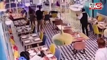 Se estrelló contra el vidrio de un restaurante y murió