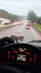 Acidente interdita faixa da BR-381 e provoca congestionamento