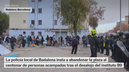 La policía local de Badalona insta a abandonar la plaza al centenar de personas acampadas tras el desalojo del instituto B9