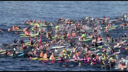 Australia, il tributo dei surfisti alle vittime a Bondi Beach