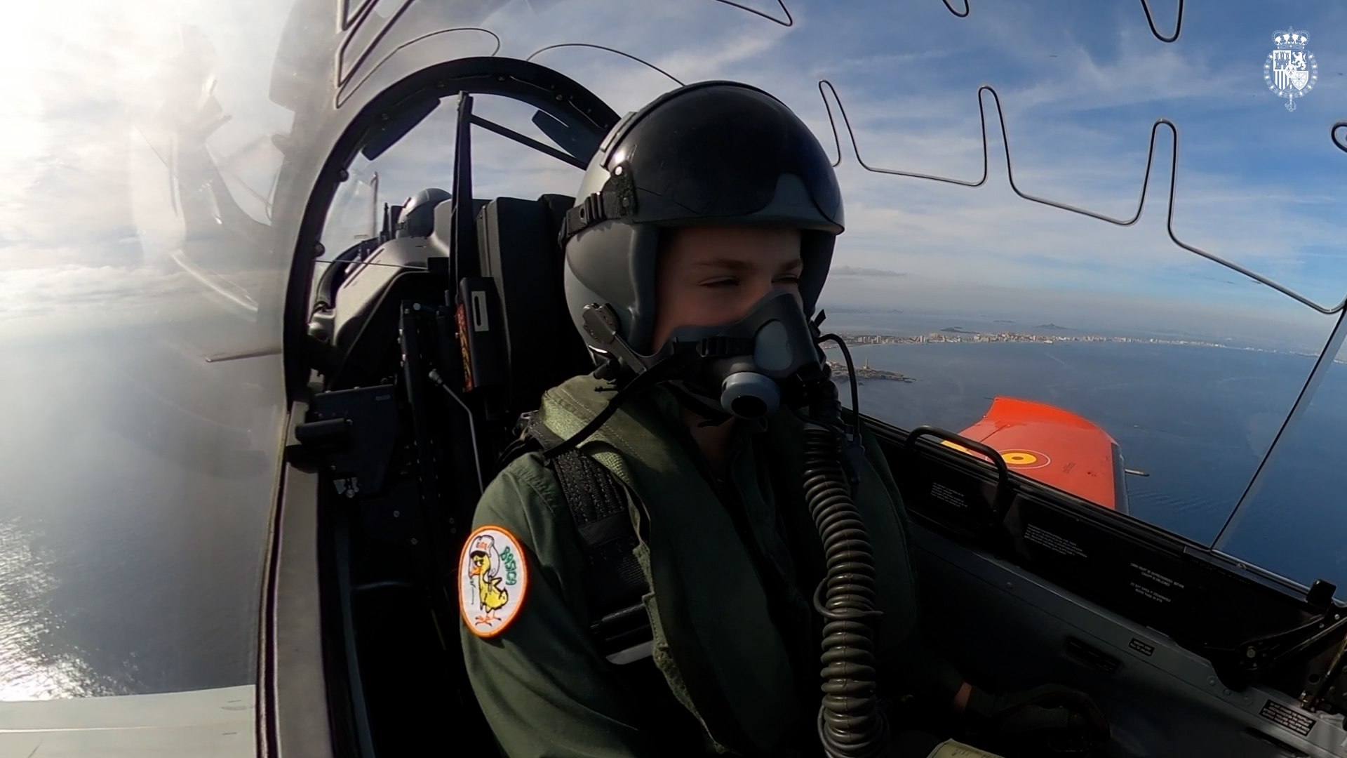 La Princesa de Asturias ha alcanzado un nuevo hito en su formaci�n militar al completar con �xito su primer vuelo en solitario como piloto del Ej�rcito del Aire y del Espacio. La heredera al trono, Leonor de Borb�n, de 20 a�os, realiz� esta semana la conocida como "suelta", una de las pruebas m�s relevantes en la instrucci�n aeron�utica, en la Academia General del Aire de San Javier (Murcia).

Seg�n ha informado Casa Real, la Princesa pilot� en solitario un Pilatus PC-21 (E.27), el moderno avi�n de entrenamiento turboh�lice que ha sustituido este curso a los veteranos CASA C-101. Zarzuela ha difundido dos fotograf�as fechadas el 18 de diciembre, d�a en el que la heredera super� esta exigente prueba, considerada clave en la carrera de cualquier piloto militar.

Durante este cuatrimestre, la Princesa de Asturias ha seguido una formaci�n intensiva en aviaci�n militar, adquiriendo conocimientos t�cnicos sobre aeron�utica, maniobras de vuelo y manejo del modelo PC-21, adem�s de completar instrucci�n te�rica y pr�ctica. Esta preparaci�n tambi�n incluye el estudio de la organizaci�n y estructura del Ej�rcito del Aire y del Espacio, reforzando su formaci�n castrense integral.

Este logro supone un paso m�s en la preparaci�n militar de Leonor, enmarcada en su formaci�n como futura Jefa de las Fuerzas Armadas, y refuerza su compromiso con las instituciones y la defensa nacional.