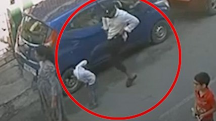 मासूम को शख्स ने मारी लात, Video