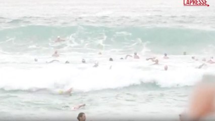 Nuotata collettiva a Bondi Beach: in 200 omaggiano le vittime dell'attentato