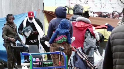 Los migrantes desalojados en Badalona empiezan a abandonar la plaza