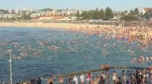 Bondi Beach, migliaia di persone partecipano al Paddle-Out in memoria delle vittime della sparatoria