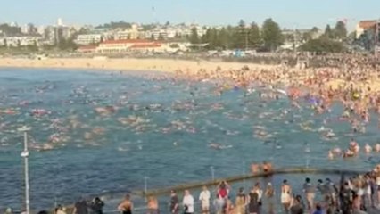 Bondi Beach, migliaia di persone partecipano al Paddle-Out in memoria delle vittime della sparatoria