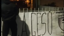 Reggio Emilia, canzone natalizia censurata: un gruppo neofascista appende fuori da scuola lo striscione «Tornate a Gesù»