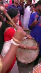 মেয়েটি বাজনা থামালেও তাল কাটেনি