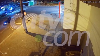 Câmera flagra batida de carro contra trailer na Avenida Papagaios