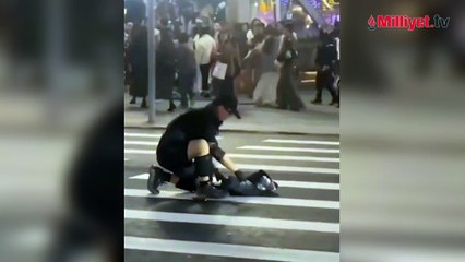 Önce sis bombası attı, sonra önüne geleni bıçakladı! Çok sayıda yaralı var