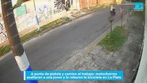 A punta de pistola y camino al trabajo, motochorros asaltaron a una joven y le robaron la bicicleta en La Plata