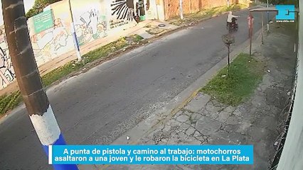 A punta de pistola y camino al trabajo, motochorros asaltaron a una joven y le robaron la bicicleta en La Plata