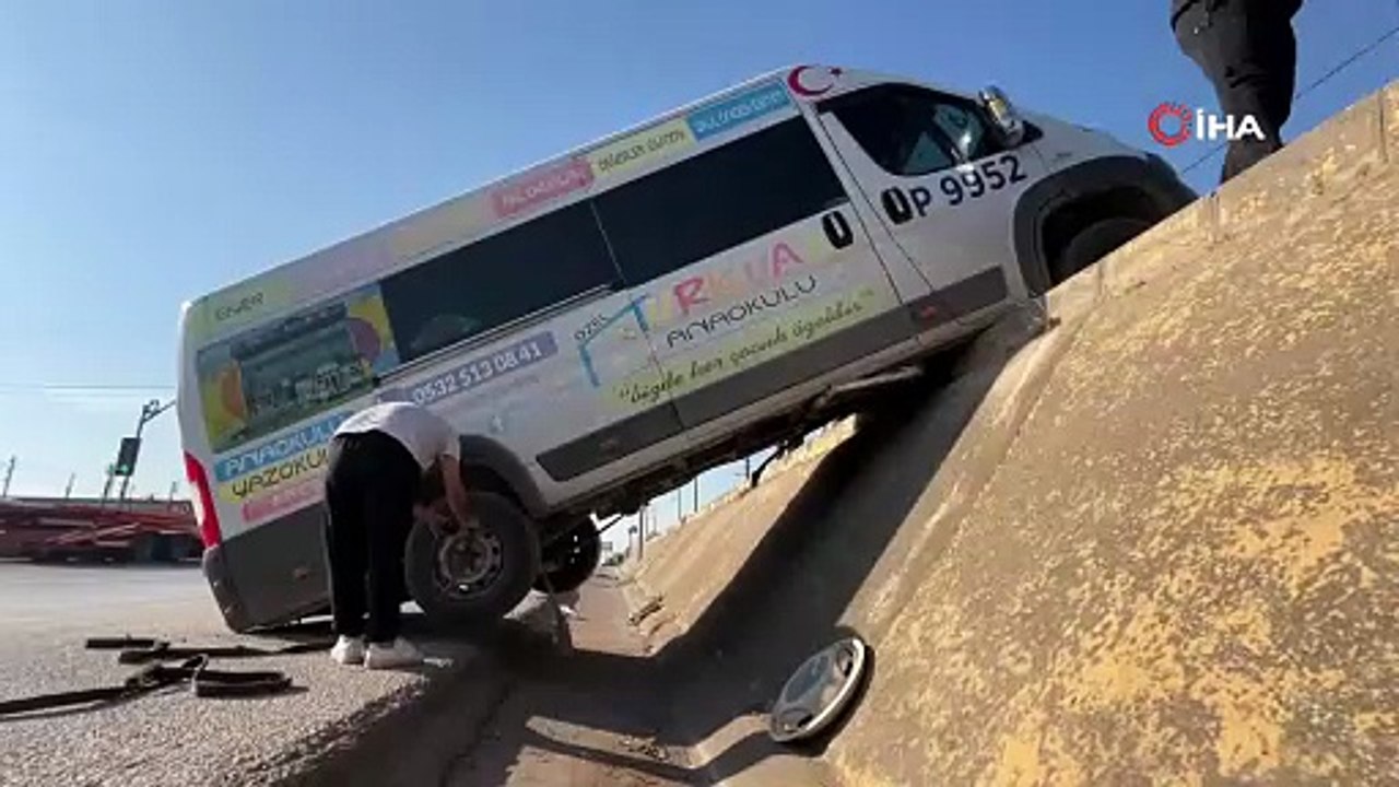 Minibüs Kara Yolu Kenarında Asılı Kaldı!