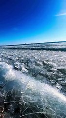 ❄️🌊 Hulun Lake entre dans l’hiver Situé en Mongolie intérieure, en Chine, le lac Hulun — aussi appelé Dalai Lake, littéralement « lac-mer » — s’étend à l’ouest des prairies de Hulunbuir, entre le New Barag Left Banner et le New Barag Right Banner....
