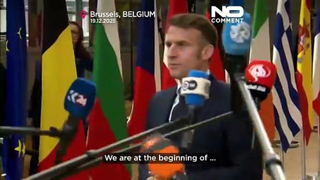 Макрон не может сосредоточиться из-за «пляшущих микрофонов» накануне саммита ЕС