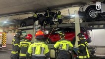 Un tráiler cargado de coches queda encajado en el túnel de Bailén en Madrid
