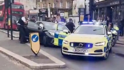 London street turns chaotic as officers corner suspect in dramatic operation