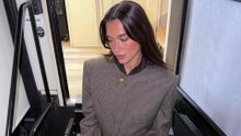 Dua Lipa interpreta il tailleur Chanel by Blazy su Instagram