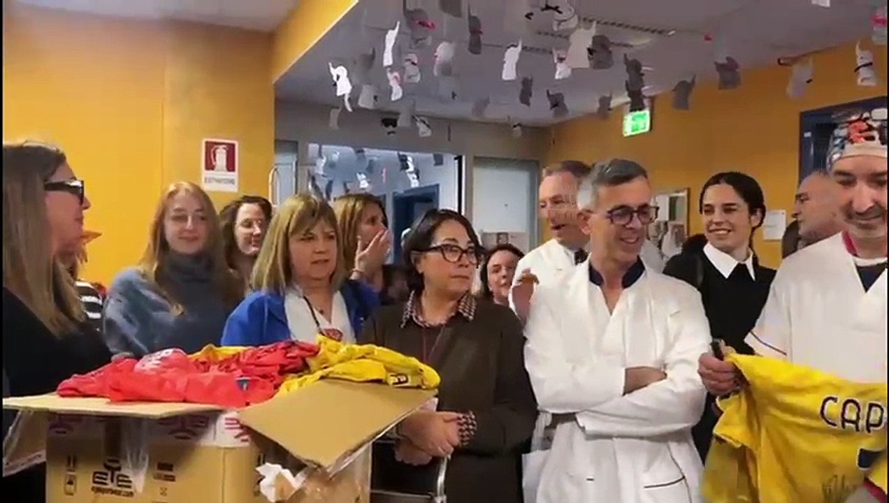 Caprile dona 100 maglie del Cagliari al reparto di Ostetricia del Policlinico: "Grazie per aver fatto nascere Edo"
