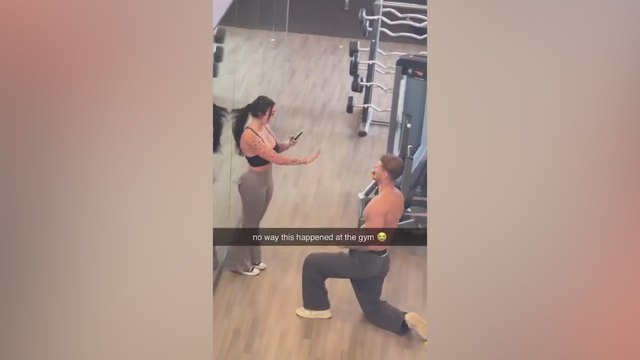 Le pide matrimonio en pleno gimnasio y la reacción de ambos al 'Sí, quiero' es viral en redes