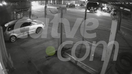 Veja por outro ângulo momento que motorista bêbado bate em trailer