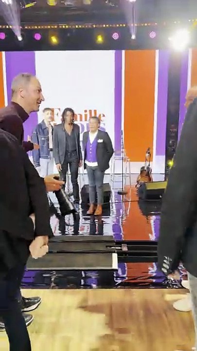 Vidéo - Exclusif - Cliff Schneider, Julien Voulzy, Laurent Voulzy, Alain Souchon, Ours, Pierre Souchon - Enregistrement de l’émission « Famille Je Vous Aime » présenté par Michel Drucker à Paris, le 2 décembre 2025.Pierre Perusseau / Bestimage