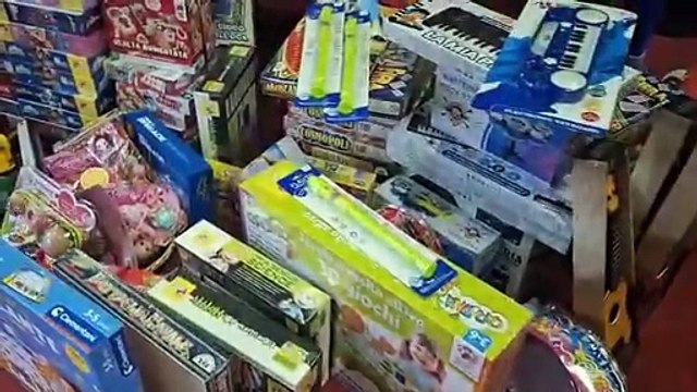 Regali di Natale, il comando della polizia locale invaso dai bambini