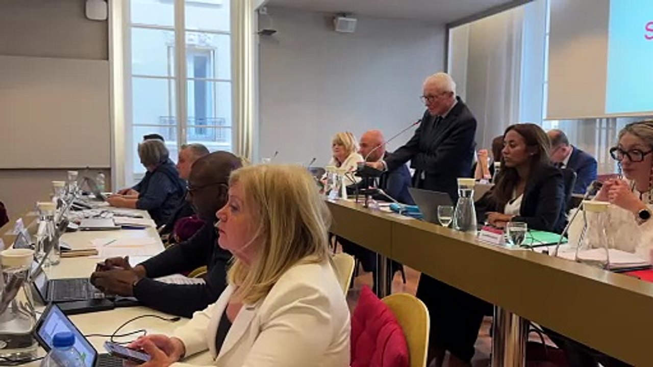 Jean-Pierre Berger préside son premier conseil municipal à Saint-Étienne