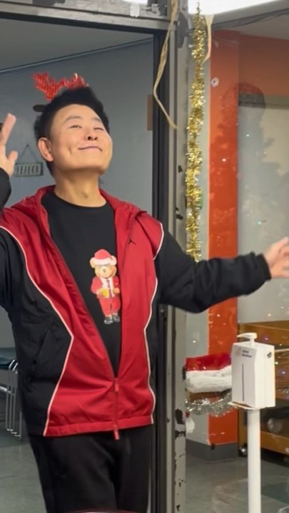 Nelson Wang brought a festive Christmas atmosphere to the Carter Burden Network on Roosevelt Island. This video was shot on December 16, 2025, at 546 Main Street, New York, NY 10044.