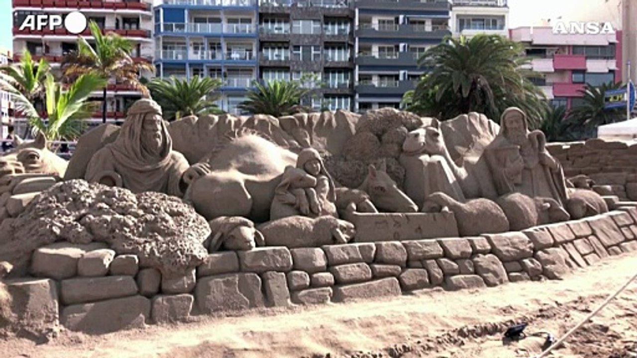 Natale 2025, alle Canarie un presepe gigante fatto di sabbia