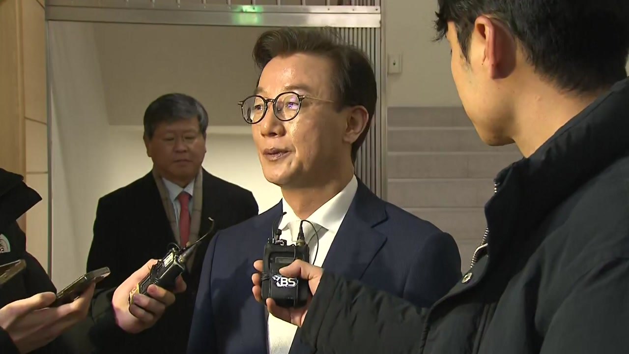 '통일교 의혹' 전재수, 14시간 반 경찰 조사..."금품수수 없었다" / YTN