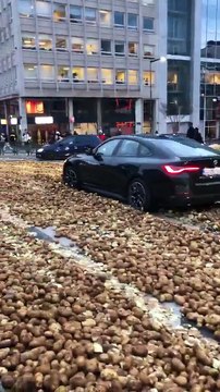 Des images de Bruxelles montrent les rues de la capitale belge recouvertes de pommes de terre à la suite de la manifestation des agriculteurs européens d’hier. 🇧🇪🇪🇺