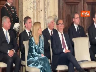 Completo azzurro metallizzato in velluto, il look di Meloni per gli auguri di Natale al Quirinale