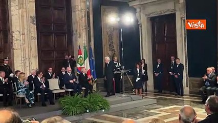 "Buon 2026", poi applauso e strette di mano per Mattarella allo scambio degli auguri al Quirinale