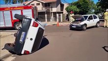 Pancada entre dois carros deixa Gol capotado e seis vítimas em cruzamento no Maria Luiza
