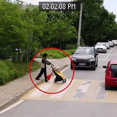 Kind driver stops the traffic to help this mom cross the road 🥹