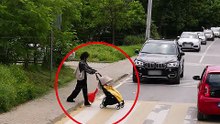 Kind driver stops the traffic to help this mom cross the road 🥹