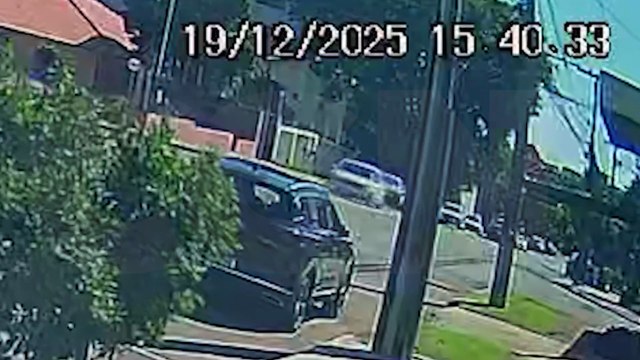 Câmera flagra acidente entre Ka e EcoSport no cruzamento da Rua da Bandeira com Voluntários da Pátria