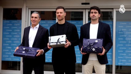 Los entrenadores y jugadores del Real Madrid visitan a los niños hospitalizados