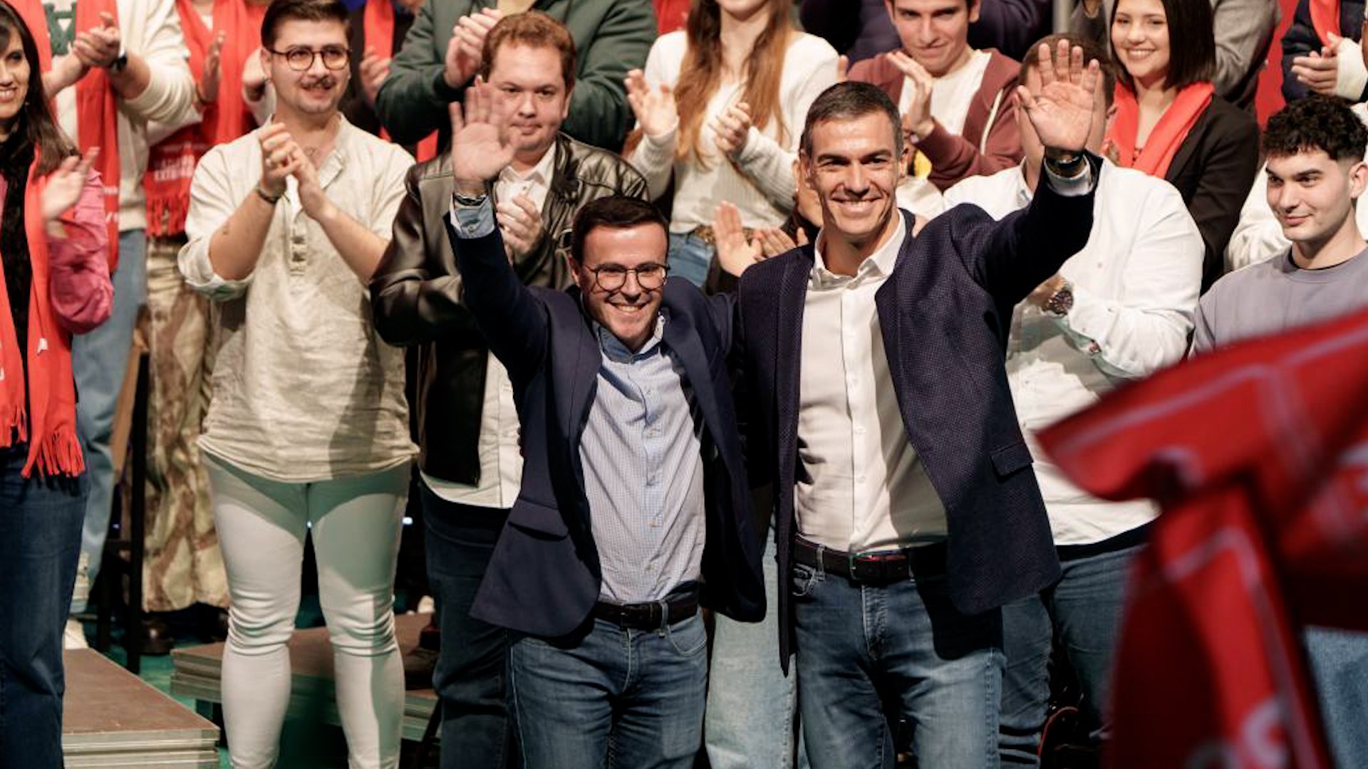 La recta final de las elecciones en Extremadura ha quedado marcada por el cierre de campa�a en Villanueva de la Serena, donde el presidente del Gobierno, Pedro S�nchez, ha arropado por cuarta vez a su candidato, Miguel �ngel Gallardo. En un mitin cargado de simbolismo, S�nchez ha defendido por primera vez la figura de Gallardo frente a la presi�n judicial, calific�ndolo como una v�ctima de "bulos" y "zancadillas" tras su llegada al liderazgo regional.
Defensa frente a la justicia y perfil personal
S�nchez ha sido tajante al respaldar la integridad de Gallardo ante su imputaci�n por la contrataci�n de David S�nchez en la Diputaci�n de Badajoz. "Han intentado que perdiera la calma y no lo han conseguido", proclam� el l�der del Ejecutivo entre aplausos, asegurando que su candidato ser� el sucesor de figuras hist�ricas como Rodr�guez Ibarra o Guillermo Fern�ndez Vara. Por su parte, Gallardo ha reiterado que se enfrenta a una "denuncia falsa" y conf�a en que la Justicia "va a demostrar" su inocencia.
El candidato socialista aprovech� el escenario de su ciudad natal, donde fue alcalde durante dos d�cadas, para reivindicar sus or�genes humildes como hijo de un jornalero "que trabaj� como un mulo". Subray� que, gracias a las pol�ticas de S�nchez, la pensi�n de su familia ha subido de los 800 euros a los "mil ciento y pico", poniendo en valor el "ascensor social" frente a los intereses de los "se�oritos".
Ataques cruzados y el factor "ultraderecha"
La estrategia del PSOE en este cierre de campa�a ha pasado por polarizar la elecci�n entre dos modelos. S�nchez advirti� que el domingo solo hay dos opciones reales: la del "retroceso" representada por el bloque de PP y Vox, o la del "avance" que encabeza el PSOE. Asimismo, critic� con dureza a la presidenta extreme�a, Mar�a Guardiola, por evitar los debates y, seg�n sus palabras, porque "bien que extiende bulos y se abraza a la ultraderecha".
Gallardo, por su parte, endureci� el tono contra la gesti�n del PP en materia de igualdad. Tras reafirmar su "tolerancia cero" ante casos de acoso sexual en sus filas, denunci� que "el PP defiende la igualdad, pero de aquella manera". Critic� que Guardiola haya mantenido a un ch�fer "condenado por violencia de g�nero" y que haya "protegido" a cargos locales bajo sospecha.
Cultura y "desinfecci�n": el choque con Vox
Uno de los momentos m�s comentados de la jornada fue la alusi�n al l�der de Vox, Santiago Abascal, tras sus pol�micas declaraciones sobre Robe Iniesta, cantante de Extremoduro. S�nchez calific� de "insulto" la intenci�n de Abascal de "desinfectar" el lugar donde se homenaje� al artista en Plasencia. Frente a esa "intolerancia reaccionaria", el presidente recomend� al l�der de Vox escuchar m�s a Extremoduro y leer a la poeta Dulce Chac�n.
Para S�nchez, Gallardo encarna la cercan�a necesaria para la regi�n: "Un alcalde con las puertas abiertas de su despacho recibiendo a los extreme�os y extreme�as, sacando adelante a esta tierra".