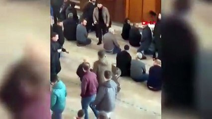 Cuma vaazında pitbull cemaatin arasına daldı!