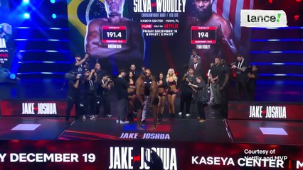 Anderson Silva e Tyron Woodley se encaram antes de duelo de boxe